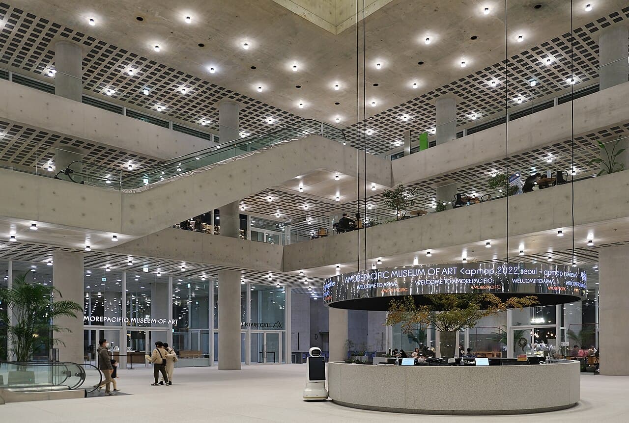 Trụ sở chính Amorepacific tại Yongsan, Seoul, một tòa nhà hình khối trắng lớn