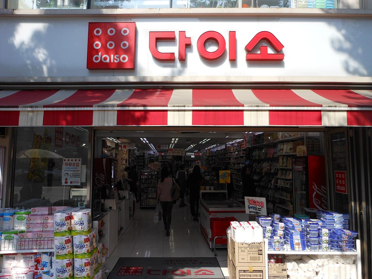 Cửa hàng Daiso Namdaemun-ro tại Seoul, với biển hiệu nổi bật và khách hàng đang vào mua