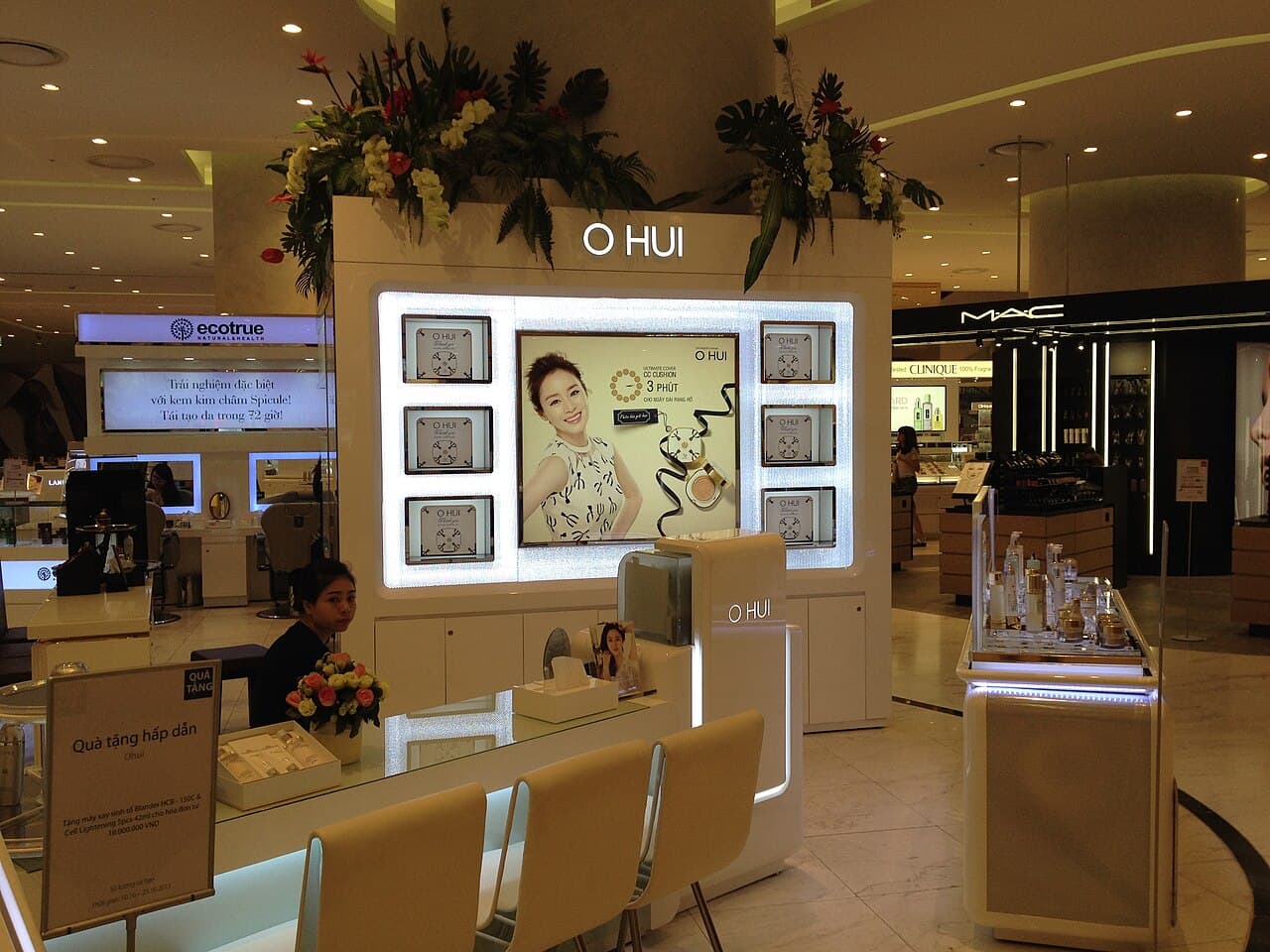 Quầy mỹ phẩm O Hui tại trung tâm thương mại Lotte Center ở Hà Nội, Việt Nam