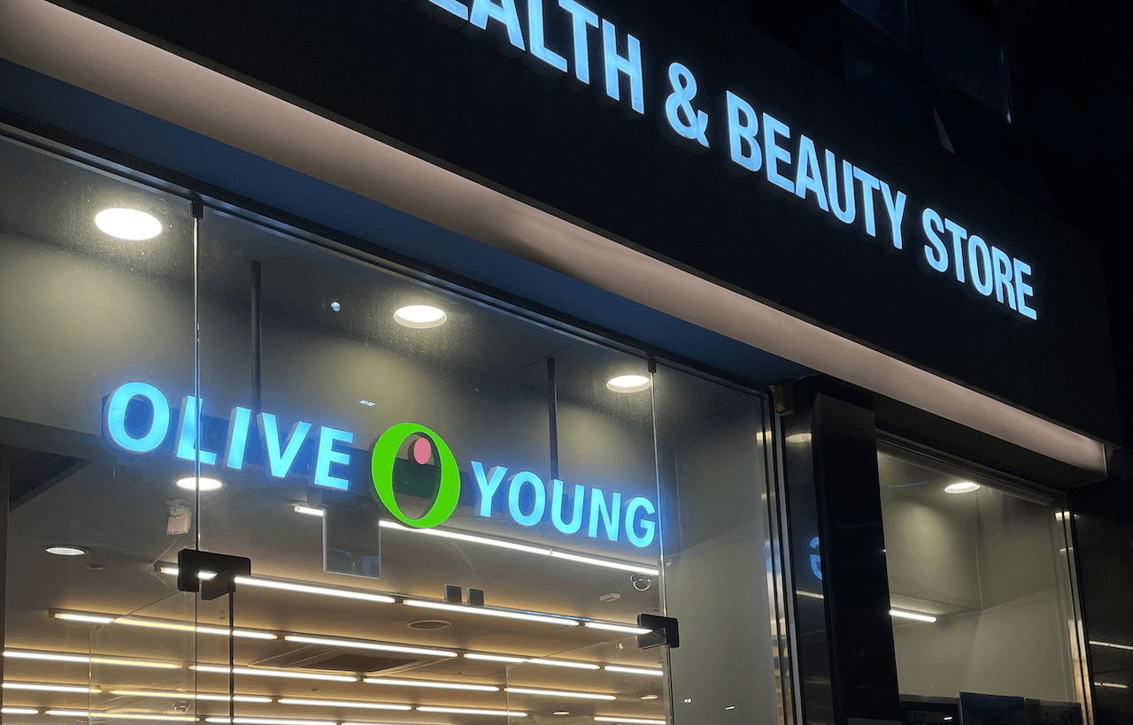 Bên trong một cửa hàng Olive Young ở Hàn Quốc, với các thương hiệu mỹ phẩm và chăm sóc da xếp đầy trên nhiều dãy kệ