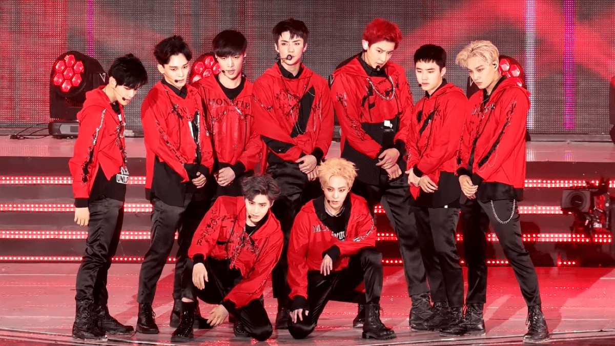 EXO, nhóm nhạc nam chín thành viên của SM Entertainment, được chụp ảnh năm 2016