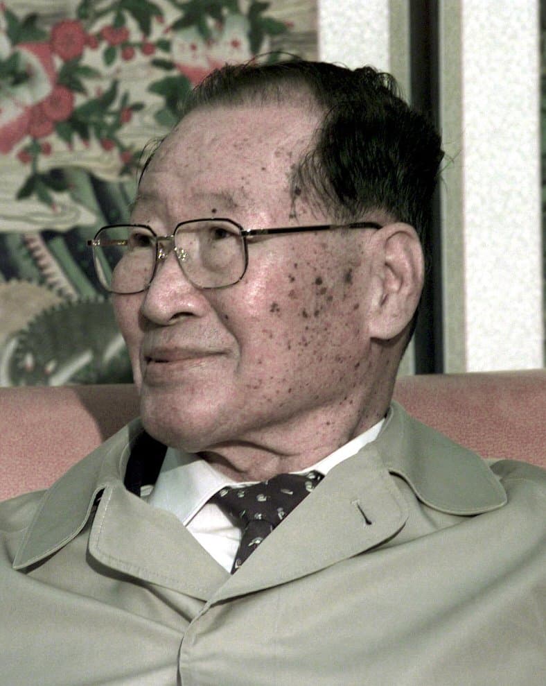 현대그룹 창업주 정주영, 1998년 판문점에서 촬영한 사진