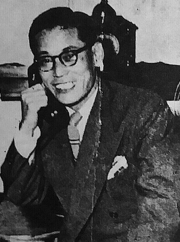 サムスングループ創業者の李秉喆が机に向かって写っている写真(1950年頃)
