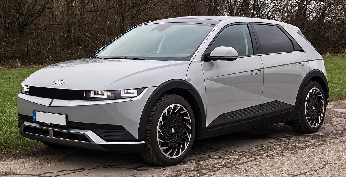 改良型 現代 Ioniq 5 電気自動車(AWD Techniqトリム)のフロント斜め前からの写真