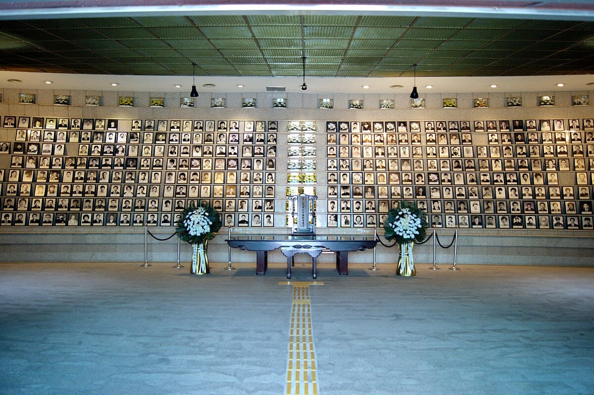 韓国・光州の5.18国立墓地にある光州虐殺犠牲者の写真が並ぶ壁