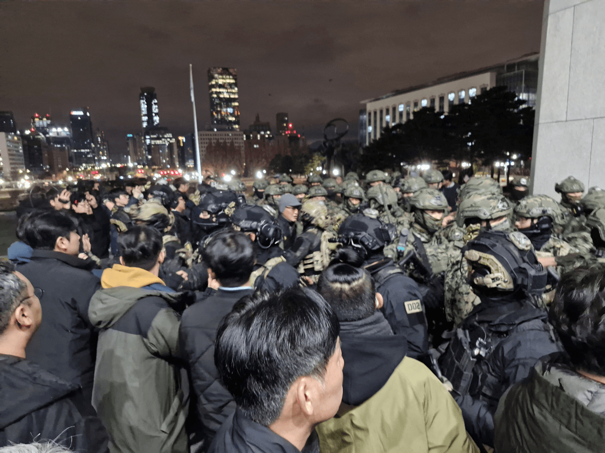 2024年12月の戒厳令宣布中、ソウルの国会議事堂の外に配置された韓国軍兵士たち